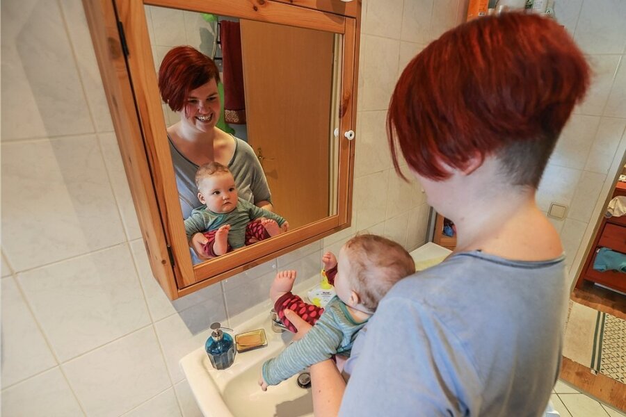 Windelfrei: "Mein Baby zeigt, wenn es muss" - Ja, fein gemacht, Ronja! Maxi Templin aus Chemnitz praktiziert die Windelfrei-Methode. Das Abhalten über Töpfchen, Toilette oder Waschbecken gehört dazu. 