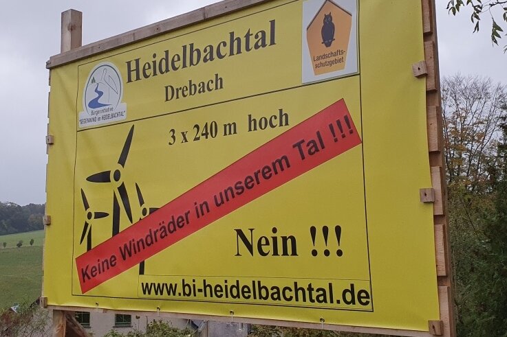 Gegenwind kontra Aufwind. Die gelben Plakate der Windkraftgegner sind im Kreis schon in einigen Orten - hier in Drebach - zu finden.