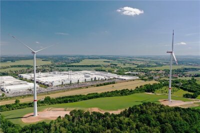 Windenergie in Deutschland: Aus Sachsen kommen nur zwei Prozent - In Mosel (Zwickau) sind in Sichtweite des VW-Werks im Frühjahr 2022 zwei neue Anlagen ans Netz gegangen. Insgesamt kommt der Ausbau der Windenergie  in Sachen aber nicht wirklich voran. Foto:Wittig/juwi