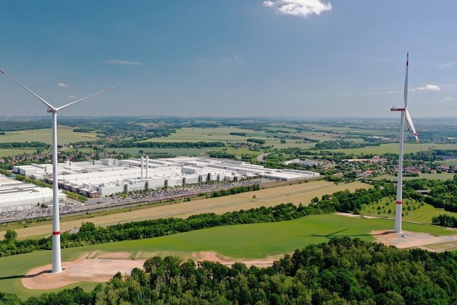 In Mosel (Zwickau) sind in Sichtweite des VW-Werks im Frühjahr 2022 zwei neue Anlagen ans Netz gegangen. Insgesamt kommt der Ausbau der Windenergie  in Sachen aber nicht wirklich voran. Foto:Wittig/juwi