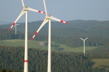 Windenergie: Kreistag will Waldflächen als harte Tabuzone - Windanlagen im Wald - so wie hier in Baden-Württemberg - soll es im Landkreis nicht geben. 