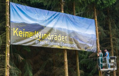 Windkraft bekommt im Kreistag kräftig Gegenwind - Mit dem Transparent "Keine Windräder an der Talsperre Eibenstock" wurde 2015 in Hundshübel gegen die Windkraft protestiert. 