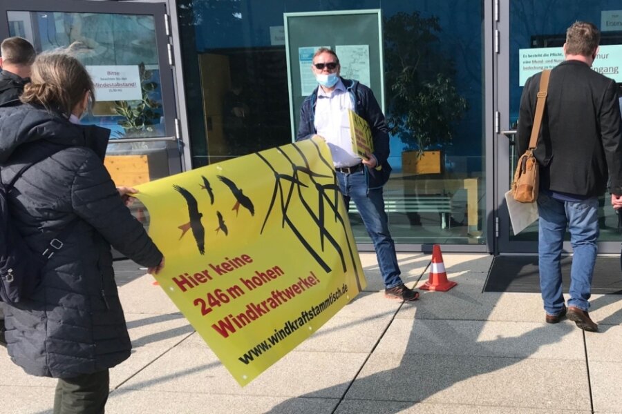 Ihren Protest gegen Windrad-Bauvorhaben, wie die zwischen Kleinschirma und Kleinwaltersdorf, haben Bürgerinitiativen auch schon gegenüber den Kreistagsmitgliedern proklamiert, wie hier vor einer Sitzung in Hartha. 
