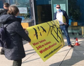 Windkraft: Bürger kritisieren Bauregeln - Ihren Protest gegen Windrad-Bauvorhaben, wie die zwischen Kleinschirma und Kleinwaltersdorf, haben Bürgerinitiativen auch schon gegenüber den Kreistagsmitgliedern proklamiert, wie hier vor einer Sitzung in Hartha. 