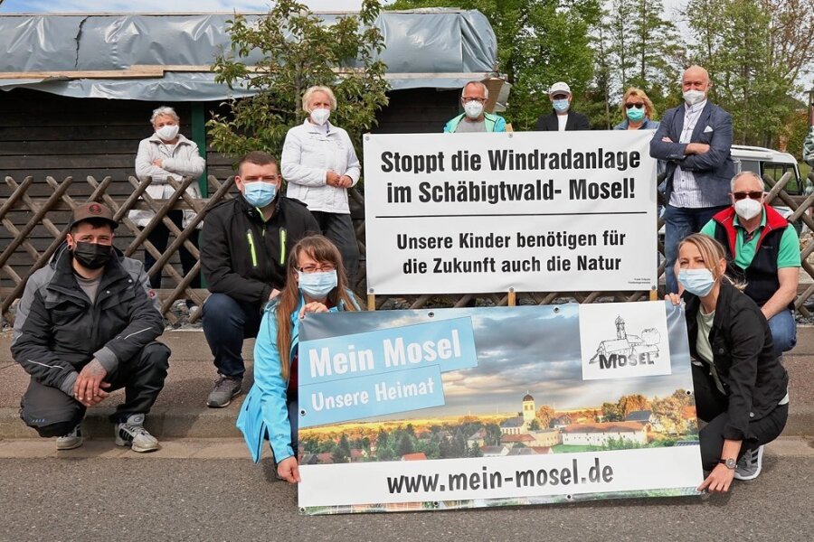 Windkraft-Gegner in Mosel übergeben Unterschriften - Gegner des geplanten Windrades nahe Mosel machen ihre Sicht auf das Vorhaben auch mit Bannern deutlich. 