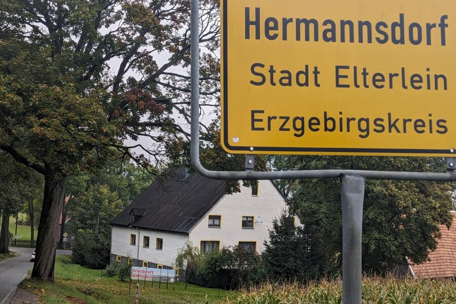 Windkraft im Erzgebirge: AfD-Strategie gegen Windpark findet Mehrheit im Stadtrat - Viele Hermannsdorfer bringen an und auf ihren Grundstücken zum Ausdruck, dass sie die Windkraftpläne ablehnen. Ein Protestbanner steht auch an diesem Haus am Ortseingang aus Richtung Elterlein.