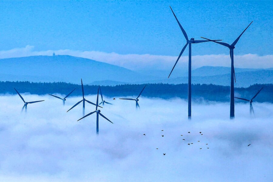 Windkraft im Landkreis Zwickau: Erzeugter Strom reicht für jeden zweiten Haushalt - Blick auf den Windpark Bernsdorf/Gersdorf im Nebel. Er ist mit zwölf Anlagen unterschiedlicher Höhe der größte Windpark im Landkreis.