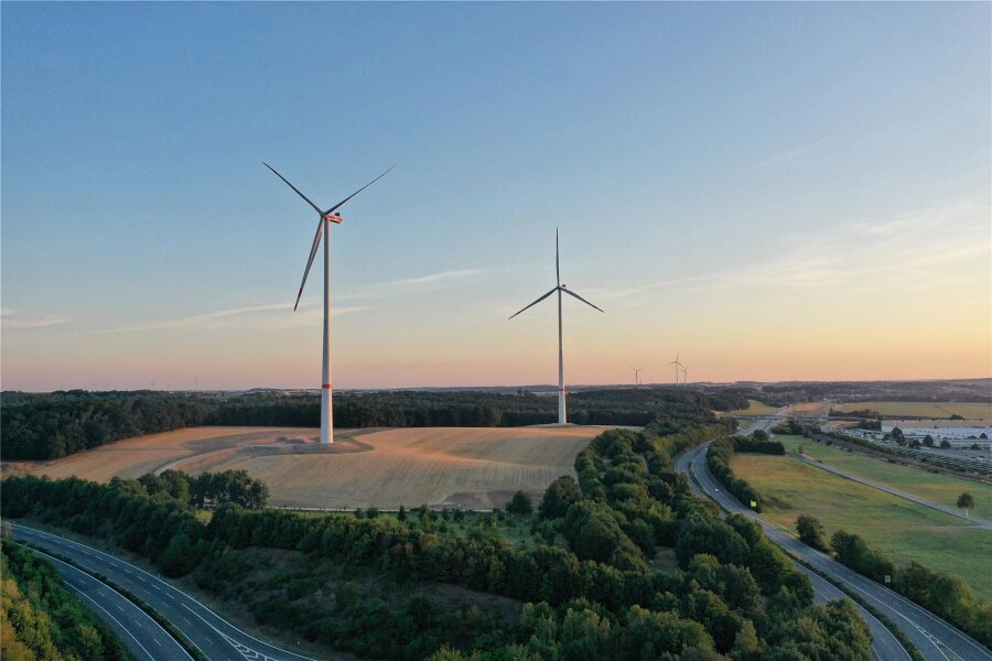 Windkraft in Sachsen: Nach schleppendem Ausbau 2023 kündigt sich ein kleiner Bauboom an - Sachsens größte Windräder am VW-Werk bei Zwickau gingen voriges Jahr in Betrieb. Dieses Jahr werden im Freistaat wohl elf neue Anlagen ans Netz gehen. 16 alte wurden abgebaut.