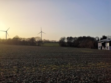 Zu nah an der Wohnbebauung? Diese maßstabsgerechte Fotomontage zeigt zwei der bis zu vier Windkraftanlagen, die bei Freiberg geplant sind - hier der Blick vom Herrenweg in Kleinwaltersdorf.