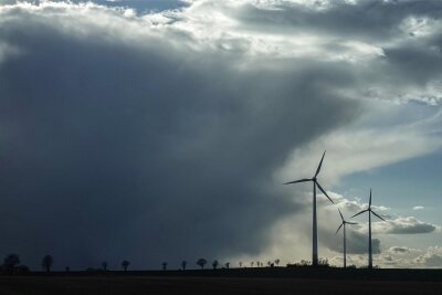 Windkraft: Tausende Einwände gegen mögliche Standorte - Das Thema Windkraft und der gesetzlich geforderte Bau neuer Windkraftanlagen beschäftigt die Menschen in der Region. Hunderte Briefe muss das zuständige Planungsbüro nun auswerten.