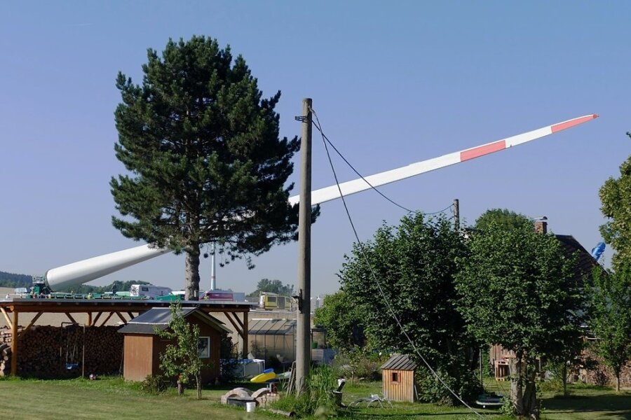 Bevor der Schwerlasttransport mit dem rund 80 Meter langen Rotorblatt ankommt, ist an diesem Strommast (Mitte) nahe der Heinzebank die Stromleitung vorübergehend gekappt worden.