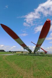 Windkraftanlagen in Voigtsdorf: Zweites Rotorblatt erreicht Windpark - Das zweite der 79 Meter langen Flügel für den Windpark am Saidenberg bei Voigtsdorf ist am Dienstag eingetroffen. 
