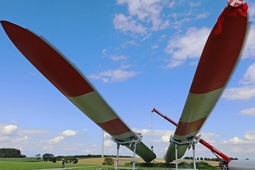 Windkraftanlagen in Voigtsdorf: Zweites Rotorblatt erreicht Windpark - Das zweite der 79 Meter langen Flügel für den Windpark am Saidenberg bei Voigtsdorf ist am Dienstag eingetroffen. 
