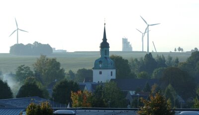 Blick über Wiederau zu den Windkraftanlagen bei Diethensdorf