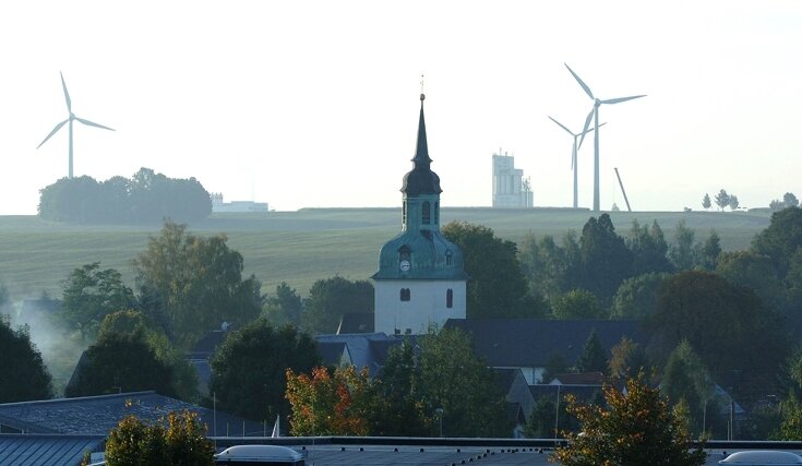 Blick über Wiederau zu den Windkraftanlagen bei Diethensdorf
