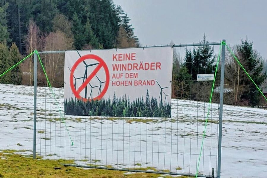 Windkraftgegner wollen Gutachten für Hohen Brand anschieben - Ein Protestplakat in Zwota gegen Windräder auf dem Hohen Brand.