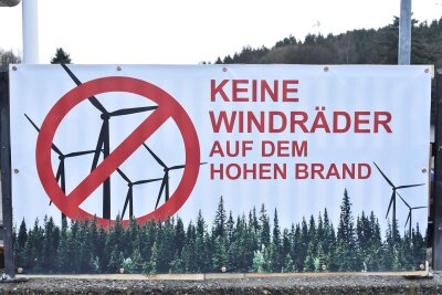 Windkraftpläne beschäftigen fünf Kommunalparlamente im oberen Vogtland - An mehreren Stellen bringen Bürger ihren massiven Protest gegen Windräder auf dem Hohen Brand zum Ausdruck.