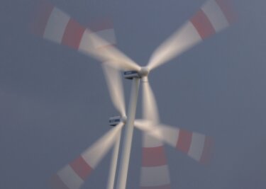 Windkraftpläne: Immer mehr Gegenwind - Zwei Windräder drehen sich im Wind. Im Erzgebirge wird über solche Anlagen heftig diskutiert.