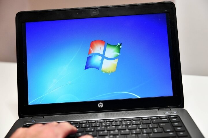 Windows 7 werkelt weiter im Kreis und in Frankenberg - Das veraltete Betriebssystem Windows 7 auf einem Laptop: In öffentlichen Verwaltungen in Mittelsachsen kommt es noch zum Einsatz. 