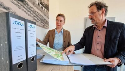 Windpark-Antrag: "Bürger sind am Zug" - Claudia Glöckner von der Bürgerinitiative und Drebachs Bürgermeister Jens Haustein schauen sich die Unterlagen an. 