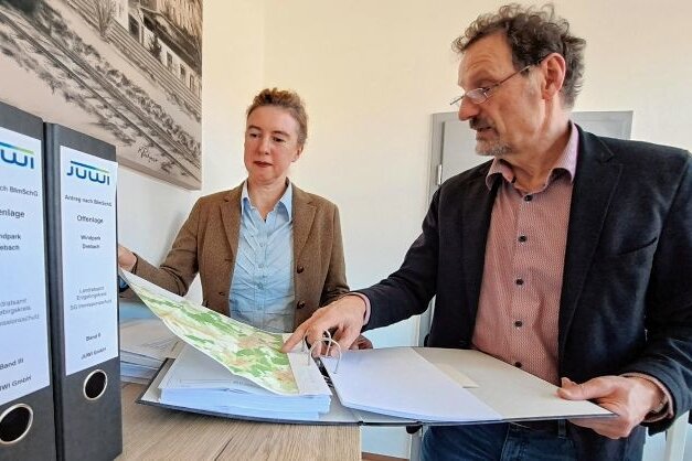 Windpark-Antrag: "Bürger sind am Zug" - Claudia Glöckner von der Bürgerinitiative und Drebachs Bürgermeister Jens Haustein schauen sich die Unterlagen an. 