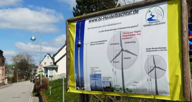 Mit Plakaten wie diesem will die Bürgerinitiative "Gegenwind im Heidelbachtal" die Dimensionen der Windräder aufzeigen. 