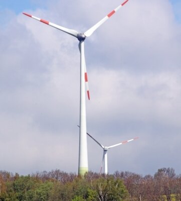 Zwei der bislang fünf Windkrafträder auf der Gemarkung Weigmannsdorf. Bald sollen es mehr und höhere werden. 