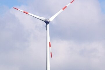 Windpark soll vergrößert werden - Zwei der bislang fünf Windkrafträder auf der Gemarkung Weigmannsdorf. Bald sollen es mehr und höhere werden. 