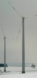Windräder mit Verzug ans Netz - 
              <p class="artikelinhalt">Noch laufen diese beiden Windkraftanlagen nahe der Autobahnauffahrt Zwickau-Ost der A 72 im Probebetrieb. Ab nächste Woche sollen sie Elektroenergie ins Netz der Envia einspeisen. Die beiden 1,5 Megawatt-Turbinen können Strom für rund 1700 Haushalte erzeugen. </p>
            