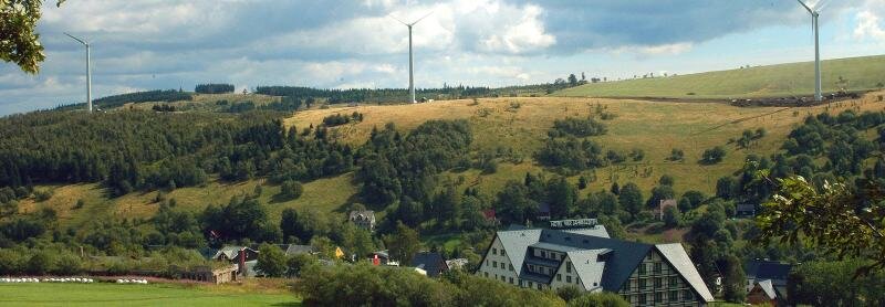 Windräder: schneller, höher, breiter - 
              <p class="artikelinhalt">Riesige Windkraftanlagen thronen schon jetzt auf dem Erzgebirgskamm in Tschechien. Weitere, noch höhere sollen folgen. </p>
            