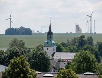 Windrad bei Wiederau: Baustart 2022? - Zwischen Wiederau und Diethensdorf soll eine 247 Meter hohe Windkraftanlage errichtet werden. Drei kleinere Räder drehen sich schon weiter entfernt vom Ort.