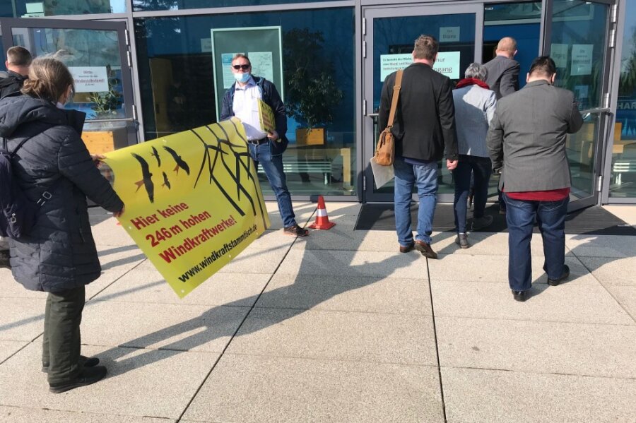 Windradgegner aus Kleinwaltersdorf protestieren vor Kreistagsitzung  - Vor Beginn der Kreistagssitzung verteilten Unterstützerinnen des Windkraftstammtisches Flugblätter an die Kreisräte. 