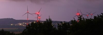 Windräder bei Gernsdorf: Lästiges Blinken soll bald ein Ende haben - Noch blinken im Windpark Bernsdorf-Gersdorf jede Nacht die Warnleuchten an den Windkraftanlagen dauerhaft. Das soll ab Jahresende der Vergangenheit angehören. 