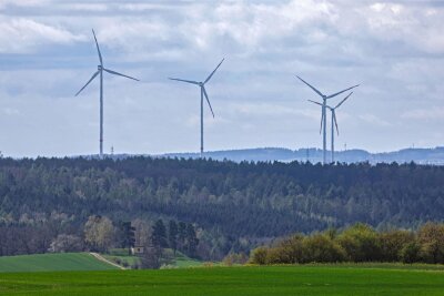 Windräder im Glauchauer Rümpfwald: Künftig soll das möglich sein - Hinter dem Rümpfwald, in der Nähe von Mülsen, stehen bereits Windräder, die weithin sichtbar sind.