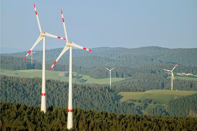 Windräder im Wald: Auch in Mittelsachsen ist das kein Tabu mehr - Windräder über Wald - wie hier in Baden-Württemberg - sind nun auch in Mittelsachsen grundsätzlich möglich. 