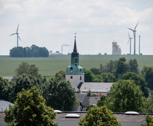 Das Bild zeigt den Windpark zwischen Wiederau und Diethensdorf. Aus Mittelsachsen kommt die Forderung, dass Bürger Mitspracherechte beim Ausbau solcher Anlagen haben sollen. Bei der Abstandsregel zur Wohnbebauung wird es aber keine direkte Mitwirkung der Bürger geben. 