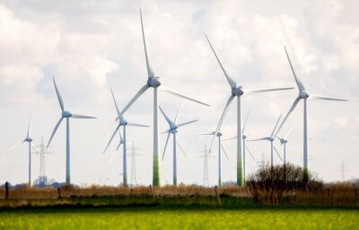 Zahlreiche Windkraftanlagen stehen auf Feldern im Landkreis Aurich.