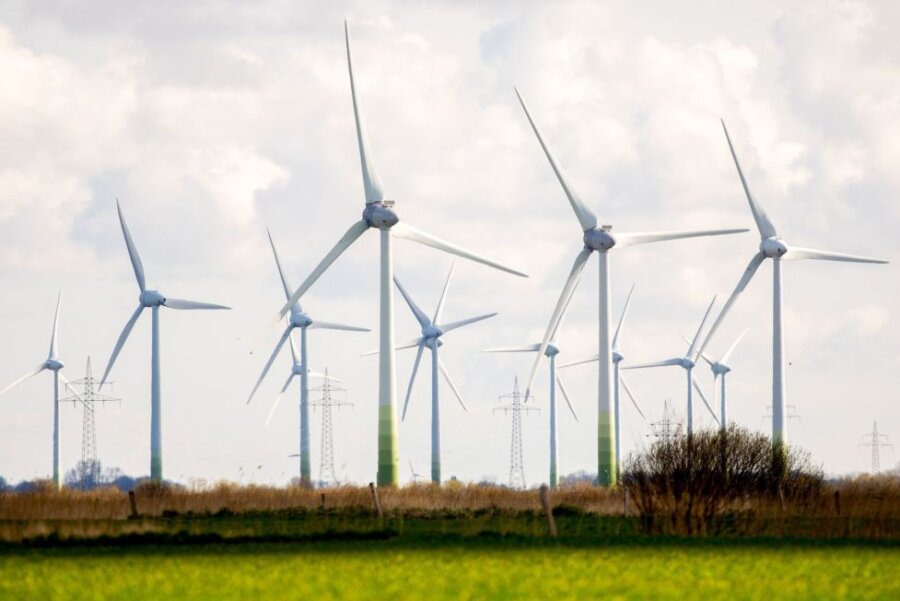 Zahlreiche Windkraftanlagen stehen auf Feldern im Landkreis Aurich.