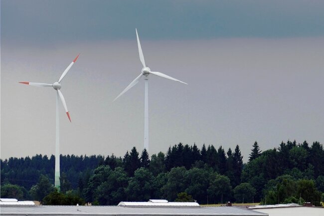 In Sachsen sollen Windräder künftig auch im Wald gebaut werden dürfen.