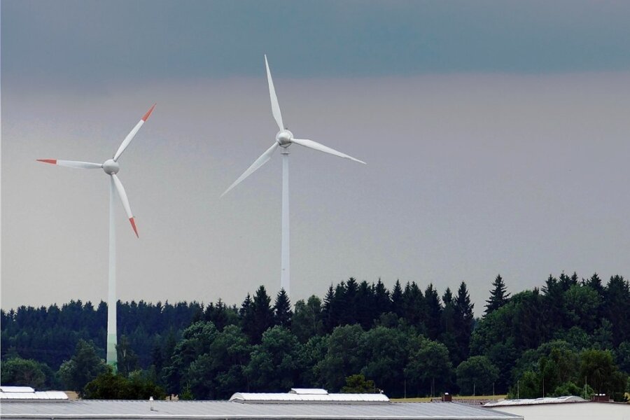 In Sachsen sollen Windräder künftig auch im Wald gebaut werden dürfen.