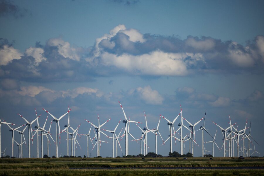 Windräder sollen künftig schneller gebaut werden - Windräder sich in einem Windpark an der Nordsee bei Bordelum.