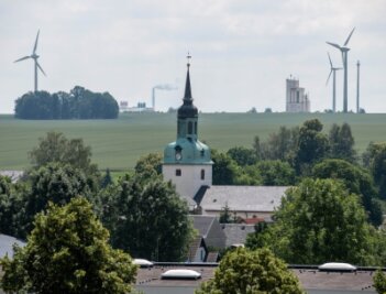 Windräder: Zwist um Abstandsregel - Das Bild zeigt den Windpark zwischen Wiederau und Diethensdorf. Bürger sollen Mitspracherechte beim Ausbau solcher Anlagen haben, jedoch kaum bei der Abstandsregel. 