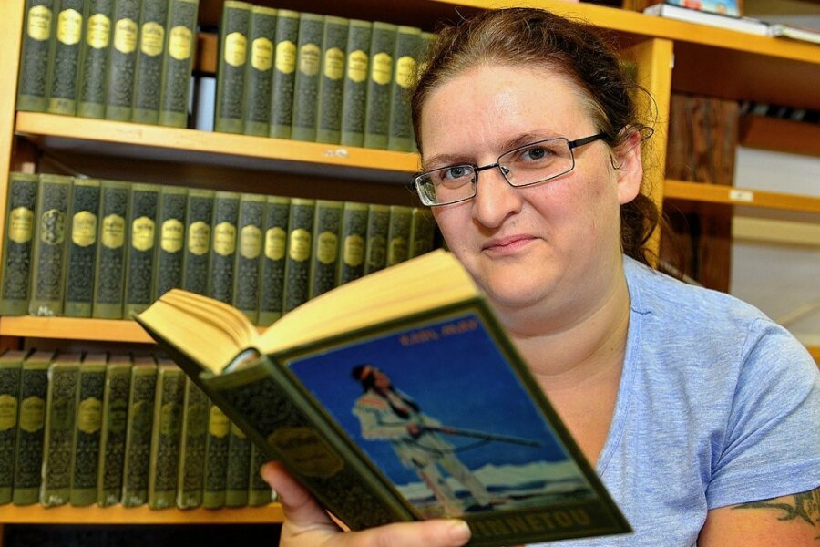 Yvonne Schädlich kann in der Bibliothek Hainichen fast alle Karl-May-Bände anbieten, auch "Winnetou", den sie hier in der Hand hält. 