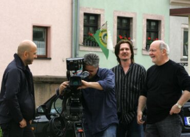 "Winnetous Nachfahre" dreht in Hohenstein-Ernstthal - 
              <p class="artikelinhalt">Das Filmteam mit Jason Friesen (2. von rechts) aus Kanada drehte in Hohenstein-Ernstthal. </p>
            