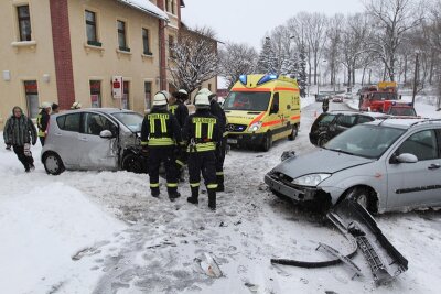 Winter bäumt sich noch einmal auf: Zahlreiche Unfälle in Sachsen - Am Samstagnachmittag wurden bei einem Unfall auf der B 173 in Oberschöna drei Personen verletzt.