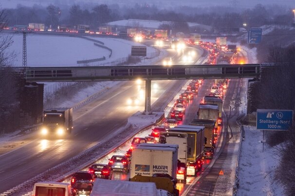 Winter in Sachsen: Mehr als 150 Unfälle in der Region - Durch Unfälle bildete sich auf der A72 kilometerlanger Stau.