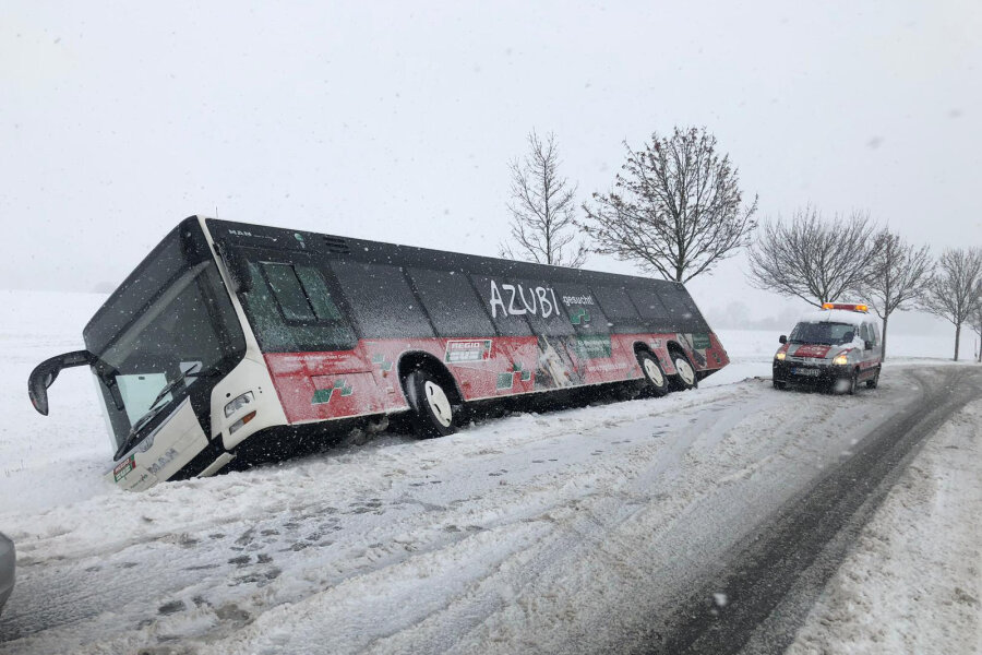Winter legt Verkehr lahm - und es soll weiter schneien - Bei Frankenberg rutschte dieserBus in den Graben. Die drei Insassen konnten den Bus mit Hilfe von Kollegen eines Abschleppdienstes verlassen. Ein 89-Jähriger wurde leicht verletzt.