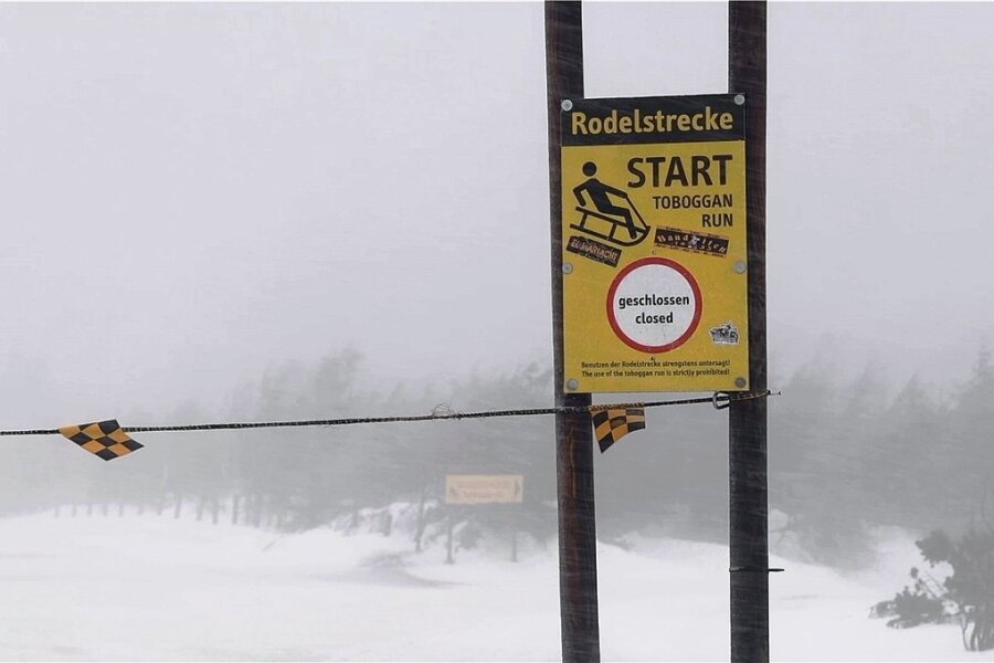 Die Wintersaison am Fichtelberg ist beendet. Die Pisten und Rodelstrecken sind gesperrt.