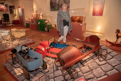 Winterausstellung auf Schloss Voigtsberg: Nostalgisches Spielzeug zieht - Nostalgisches Spielzeug wird auf Schloss Voigtsberg gezeigt. Auch Dajana Schmeißner schaut sich die Ausstellung an.
