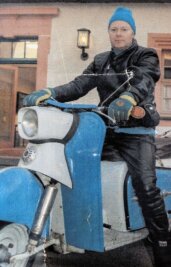 Winterbiker macht Schluss und lässt seine Simson in der Garage - Der blaue Troll samt Anhänger war viele Jahre ein Hingucker auf dem Schlosshof. Der Roller wurde bis 1964 produziert. 